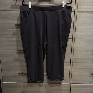 Weekends By Chico’s Black Cropped Pants (size3/US16)